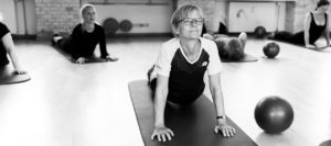 yoga med terapibolde hos fysiskform - holdtræning